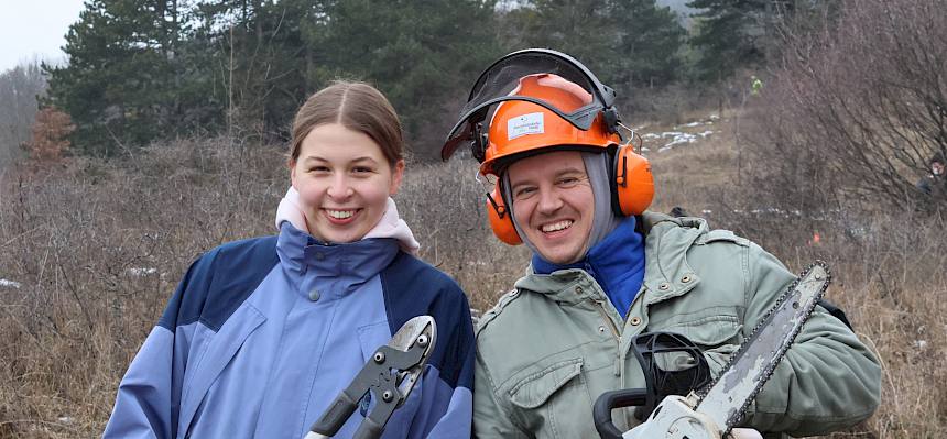 Beim Zurückschneiden der Hecke waren Astschere und Elektor-Motorsäge die richtigen Werkzeuge.© LPV/L. Strobl