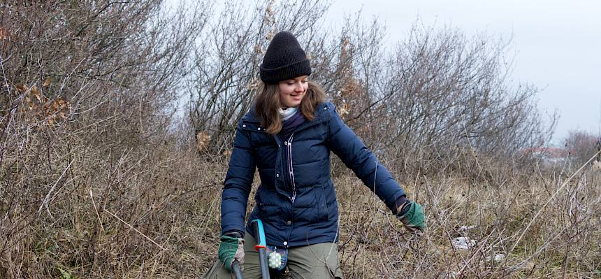 Unsere Praktikant:innen zeigten viel Einsatz beim heutigen Winter-Pflegetermin auf der Perchtoldsdorfer Heide. © LPV/L. Wollny