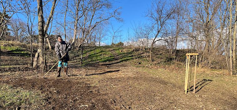 Biologin Irene bereitet die Flächen für die Einsaat vor. © FdPH/A. Mrkvicka