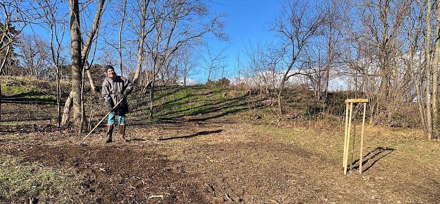 Biologin Irene bereitet die Flächen für die Einsaat vor. © FdPH/A. Mrkvicka