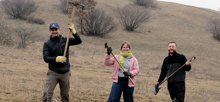 Ausgerüstet mit Krampen im Einsatz auf der Perchtoldsdorfer Heide. © LPV/J. FFischer