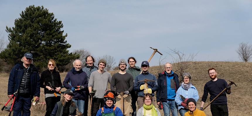 16 freiwillige Helfer:innen waren am Vormittag für die wertvollen Trockenrasen auf der Perchtoldsdorfer Heide im Einsatz. © LPV/J. FFischer