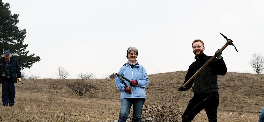 Verbuschung ist ein großes Problem für Trockenrasen - dieser wurde heute motiviert entgegengewirkt! © LPV/M. Riedl