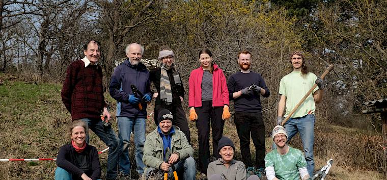 Neben unseren Biolog:innen und den Praktikant:innen des Landschaftspflegevereins beteiligten sich am Vormittag vier motivierte Freiwillige aus der Bevölkerung an den Pflegearbeiten. © LPV/J. FFischer