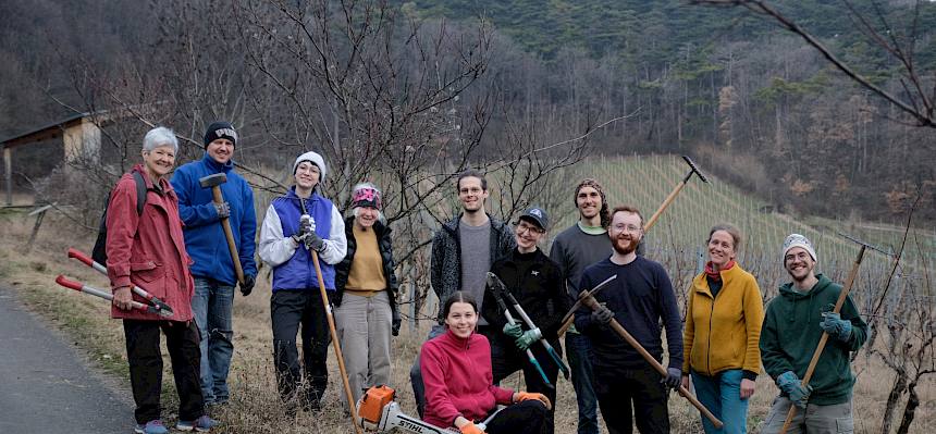 Am Nachmittag waren 12 Freiwillige mit Astscheren, Rechen und Freischneider im Einsatz. © LPV/J. FFischer