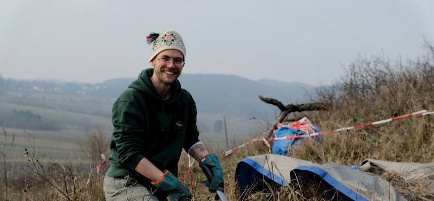 Das Pflanzenmaterial wurde auf Planen gesammelt und später gemeinsam an den Flächenrand getragen. © LPV/J. FFischer