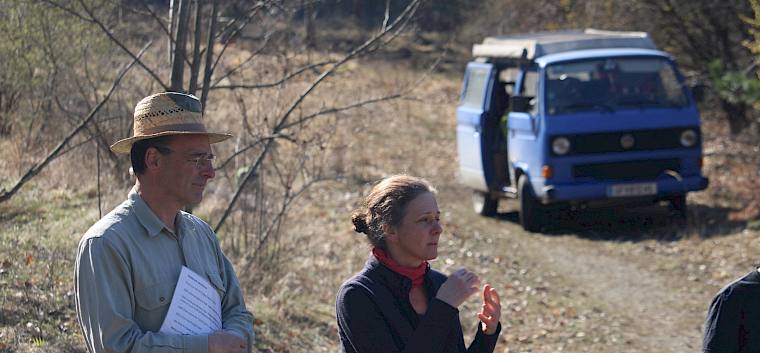 Die Biolog:innen Alex und Irene begrüßten die Freiwilligen und erzählten Spannendes zum Naturschutzgebiet. © LPV/F. Hohn