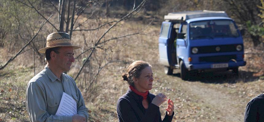 Die Biolog:innen Alex und Irene begrüßten die Freiwilligen und erzählten Spannendes zum Naturschutzgebiet. © LPV/F. Hohn
