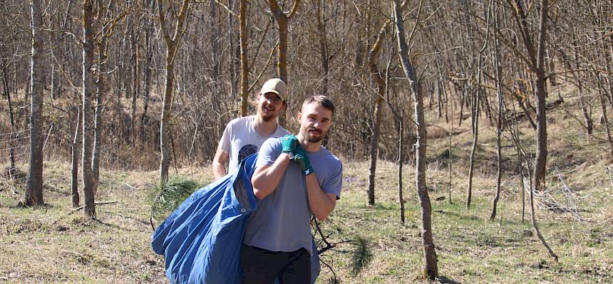 ...und gemeinsam an den Flächenrand getragen. © LPV/F. Hohn