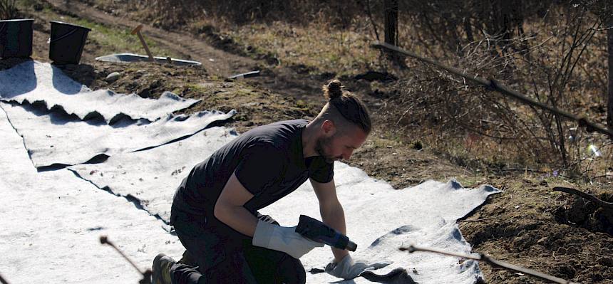 Die Vliesbahnen wurden mithilfe von Heißluftpistolen an den Seiten verschweisst. © LPV/F. Hohn