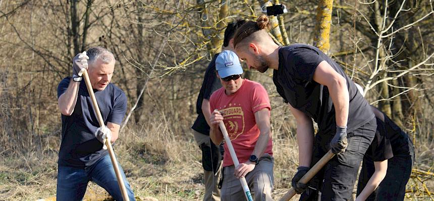34 Freiwillige am Vormittag und 32 Freiwillige am Nachmittag waren für ein neues Amphibien-Habitat im Naturschutzgebiet Teufelstein-Fischerwiesen im Einsatz. © LPV/F. Hohn