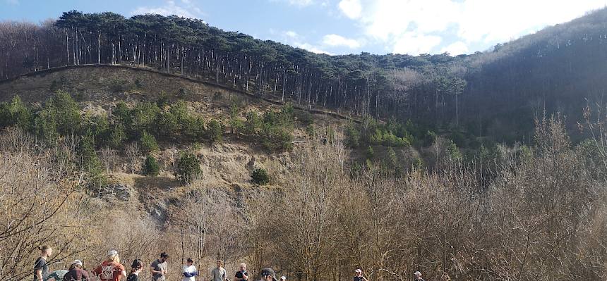 Auf diese erste Vliesschicht wurde anschließend die eigentliche Teichfolie gelegt, wobei für das Auflegen dieser Folie der Großteil der Anwesenden gleichzeitig anpacken musste. © LPV/F. Hohn
