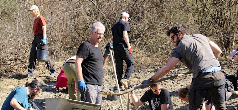 Ausgerüstet mit Schaufeln, Rechen und Krampen wurde Steine aus der im Vorfeld gebaggerten Tümpelgrube entfernt und der unebenen Untergrund geglättet. © LPV/F. Hohn
