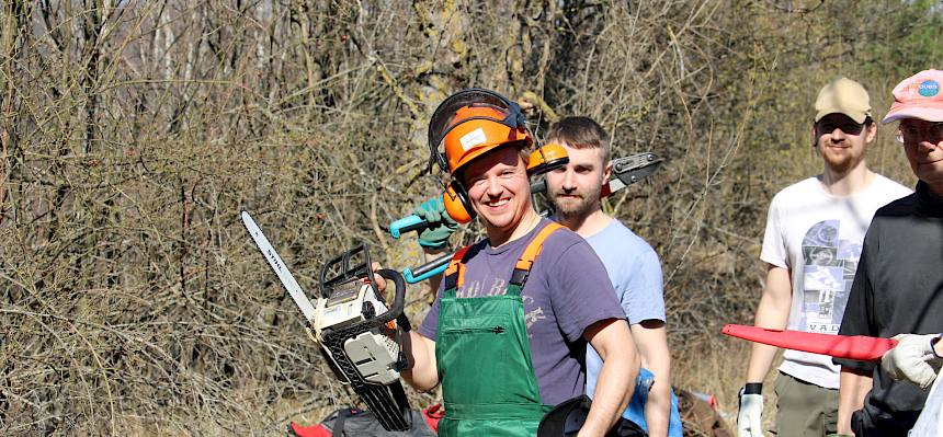 Dann ging es auch schon los! Einzelne Gehölze mussten randlich noch entfernt werden. © LPV/F. Hohn