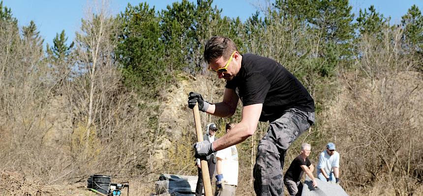 Voller Einsatz beim Bau des neuen Amphibientümpels. © LPV/J. FFischer
