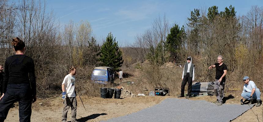 Nachdem der Boden der Grube entsprechend vorbereitet worden war, wurde zunächst eine Schicht Vlies ausgerollt. © LPV/J. FFischer