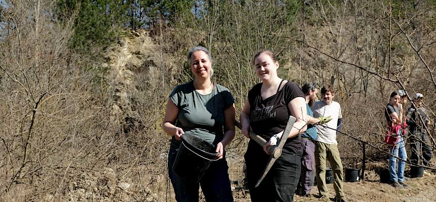 Gf. Gemeinderätin für Biodiversität Agnes Wühr (links) und Umweltgemeinderätin Claudia Wolfert (MG Perchtoldsdorf) unterstützten die Freiwilligen tatkräftig beim Tümpelbau. © LPV/J. FFischer