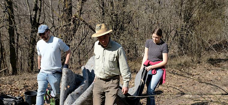 Mit vereinten Kräften wurde das Vlies zur Tümpelgrube getragen. © LPV/J. FFischer