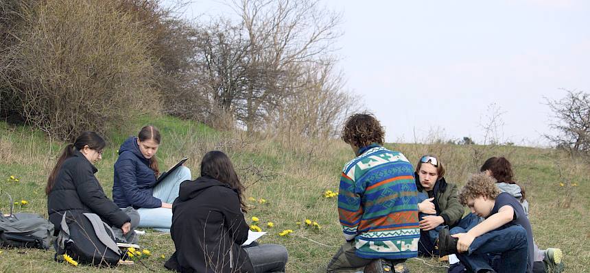 Im Rahmen der heutigen Exkursion entdeckten die Schüler:innen die Heide und versuchten sich selbst an Vegetationsaufnahmen. © FdPH/F. Hohn