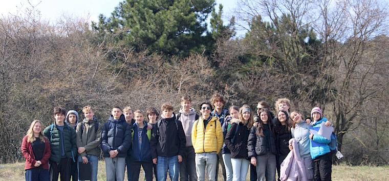 Die Schüler:innen der 2gb der HBLFA Schönbrunn bei der Exkursion auf der Perchtoldsdorfer Heide. © FdPH/F. Hohn