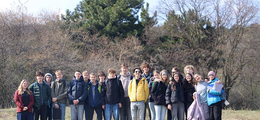 Die Schüler:innen der 2gb der HBLFA Schönbrunn bei der Exkursion auf der Perchtoldsdorfer Heide. © FdPH/F. Hohn