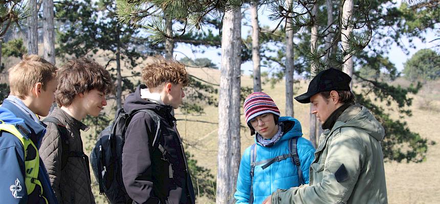 Am Rückweg machte die Klasse noch einen Stopp beim aktuellen Zieselmonitoring und erfuhr Spannendes über das Zieselprojekt auf der Heide. © FdPH/F. Hohn