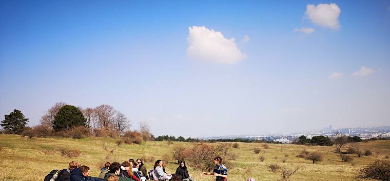 Die Jugendlichen bekamen zunächst einleitende Informationen zu den Trockenrasen der Perchtoldsdorfer Heide und den vielen, dort vorkommenden seltenen Tieren und Pflanzen. © FdPH/F. Hohn
