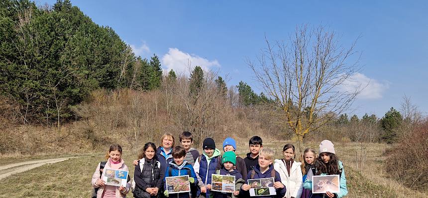 Heute setzten sich die Schüler:innen der 4b der VS Kaltenleutgeben für die Natur vor ihrer Haustür ein. © FdPH/L. Strobl