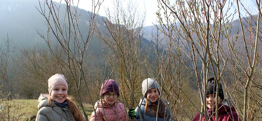 Im Rahmen des Pflegetermins erlebten die Kinder, dass jede:r einen Beitrag zur Erhaltung der biologischen Vielfalt leisten kann. © FdPH/L. Strobl
