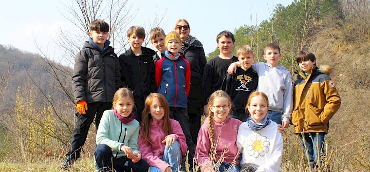 Die Schüler:innen der 4a der VS Kaltenleutgeben packten heute tatkräftig für die Erhaltung der biologischen Vielfalt im Naturschutzgebiet Teufelstein-Fischerwiesen mit an. © FdPH/L. Strobl