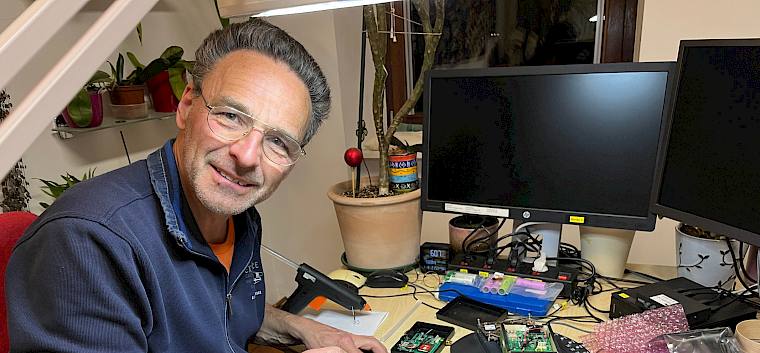 Unser Ökologe und Techniker Alex beschäftigte sich mit dem Einbau der neuen Logger in Gehäuse. © FdPH/A. Mrkvicka