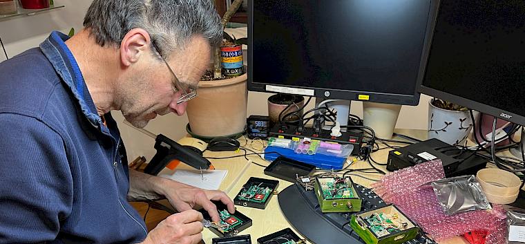 Da die bisherigen Logger, mit denen die Ziesel individuell erkannt werden können, bereits in die Jahre gekommen sind, haben wir dieses Jahr fünf neue Logger bestellt. © FdPH/A. Mrkvicka