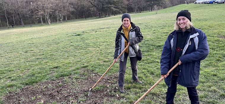In Absprache mit dem Wirtschaftshof säte der Heideverein, unterstützt von einer Praktikantin des Landschaftspflegevereins, auf den durch das Fräsen entstandenen offenen Bodenstellen eine regionale Wildblumenmischung (REWISA-Saatgut) ein. © FdPH/A. Mrkvicka