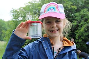 Gemeinsam mit den Naturvermitler:innen des Heidevereins werden die Kinder zu Naturforscher:innen. © LPV/F. Hohn