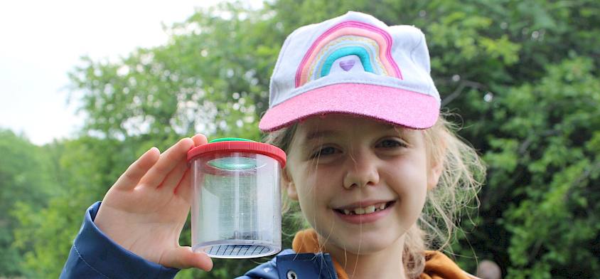 Gemeinsam mit den Naturvermitler:innen des Heidevereins werden die Kinder zu Naturforscher:innen. © LPV/F. Hohn