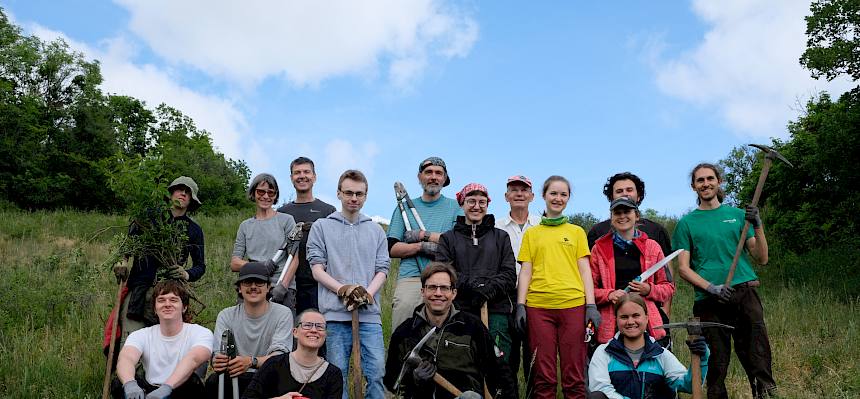 Insgesamt 17 Helfer:innen und Praktikant:innen des Landschaftspflegevereins waren beim gemeinsamen Pflegeeinsatz im Naturdenkmal Hochberg in der Marktgemeinde Perchtoldsdorf im Einsatz. © LPV/L. Wollny