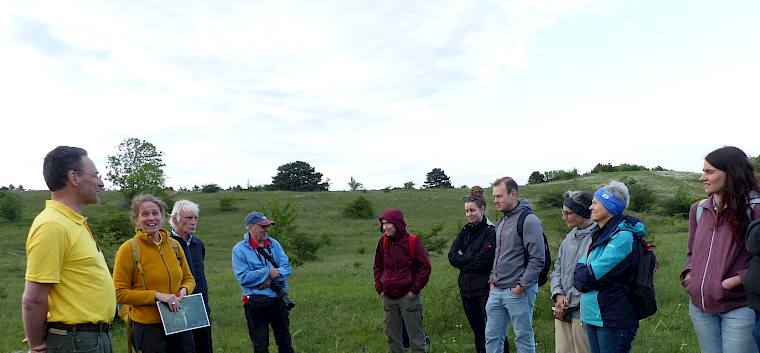 17 Naturinteressierte nahmen an der heutigen Heideführung mit unseren Biolog:innen Alex und Irene teil. © FdPH/N. Habellöcker
