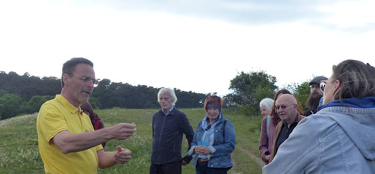 Bei der Exkursion bot sich den Teilnehmenden die Gelegenheit, die Vielfalt der Perchtoldsdorfer Heide zu erkunden und Wissenswertes über die Erhaltung des geschützten Trockenrasens zu erfahren. © FdPH/N. Habellöcker