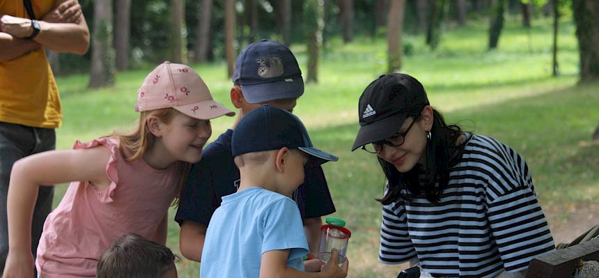 Zum gelungenen Abschluss des „Naturforscher-Programms für Kinder“ tauchten zahlreiche naturbegeisterte Kinder und Eltern noch einmal in die faszinierende Welt der Naturwiesen im Begrischpark in Perchtoldsdorf ein. © LPV/F. Hohn