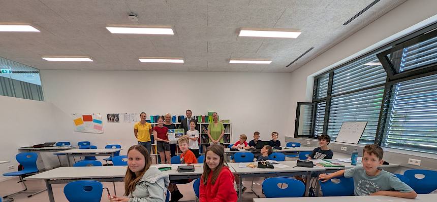 Die fleißigen Heidepfleger:innen der 1b (Teil 2 der Klasse) des BG/BRG Perchtoldsdorf. © FdPH/M. Riedel