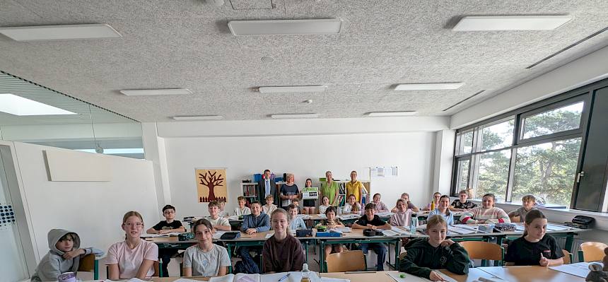 Die fleißigen Heidepfleger:innen der 2g des BG/BRG Perchtoldsdorf. © FdPH/M. Riedel