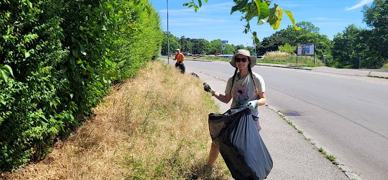Seit Anfang Mai sind unsere Biolog:innen und Praktikant:innen regelmäßig in Perchtoldsdorf unterwegs, um die wertvollen „Insekten-Highway“-Flächen zu pflegen und langfristig als artenreiche Lebensräume zu erhalten. © LPV/S. Wieser