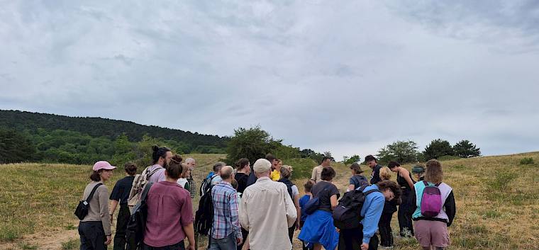 Die Heidevereins-Biolog:innen Irene und Alex erzählen Spannendes zur Geschichte der Heide. © FdPH/R.V. Bichler