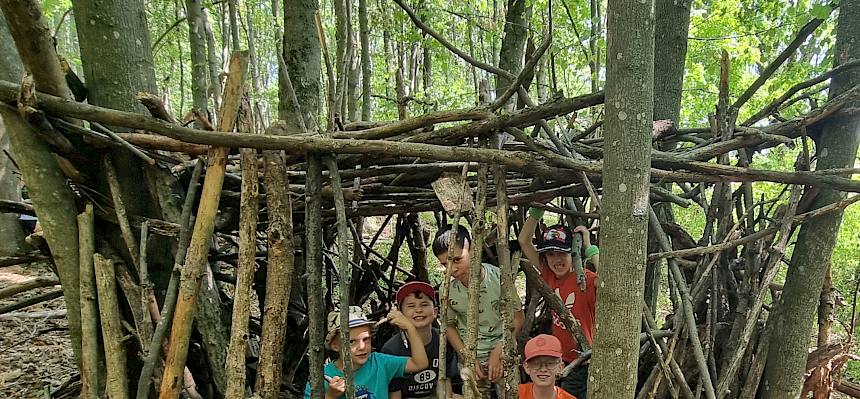 Am Dienstag stand unser Waldtag auf dem Programm. Gemeinsam wanderten wir über die Heide zu einem schattigen Waldstück, wo neue Tipis entstanden. © FdPH