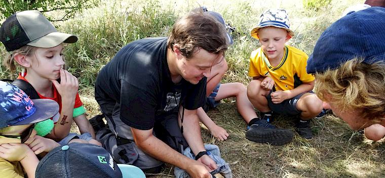 Außerdem besuchten wir unsere Biologen Norbert und Felix und schauten ihnen beim Zieselmonitoring über die Schulter. © FdPH