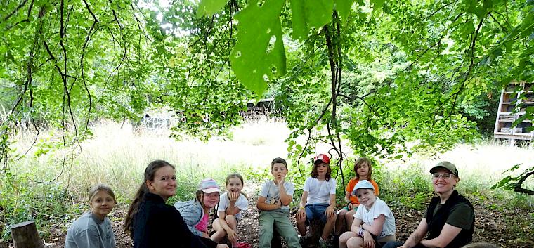 Nach einer Kennenlernrunde und einem gemeinsamen Gespräch über die wichtigsten Regeln konnte das Abenteuer Naturferienwoche beginnen. © FdPH
