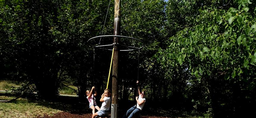 Manche Kinder tobten sich am Spielplatz richtig aus. © FdPH