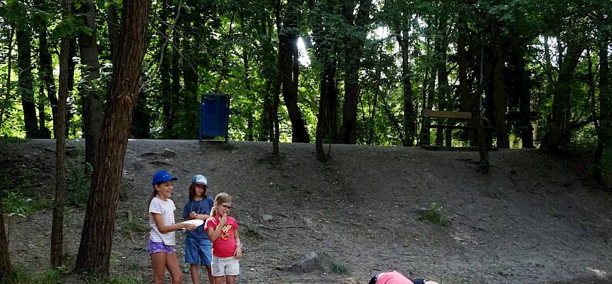 Zwischendurch blieb genügend Zeit zum Klettern auf den Bäumen, für Twister, Werwolf und viele weitere Spiele. © FdPH