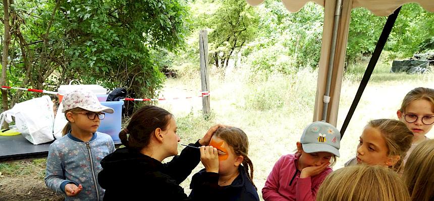 Unsere Naturvermittler:innen hatten Kinderschminke mitgebracht und wer wollte, konnte sich in sein Lieblingstier verwandeln. © FdPH