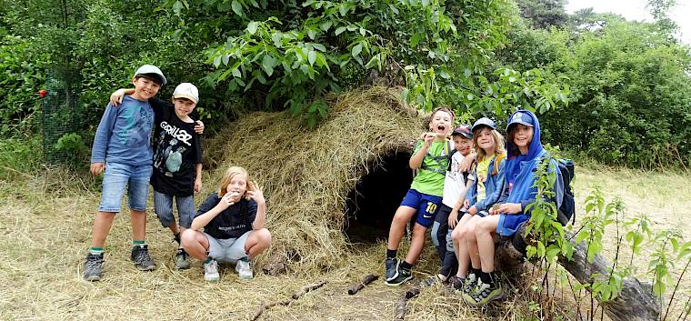 Im Bildungsgarten enstanden im Laufe der Woche aus Ästen, Heu und anderen Naturmaterialien wunderbar kreative Tipis. © FdPH